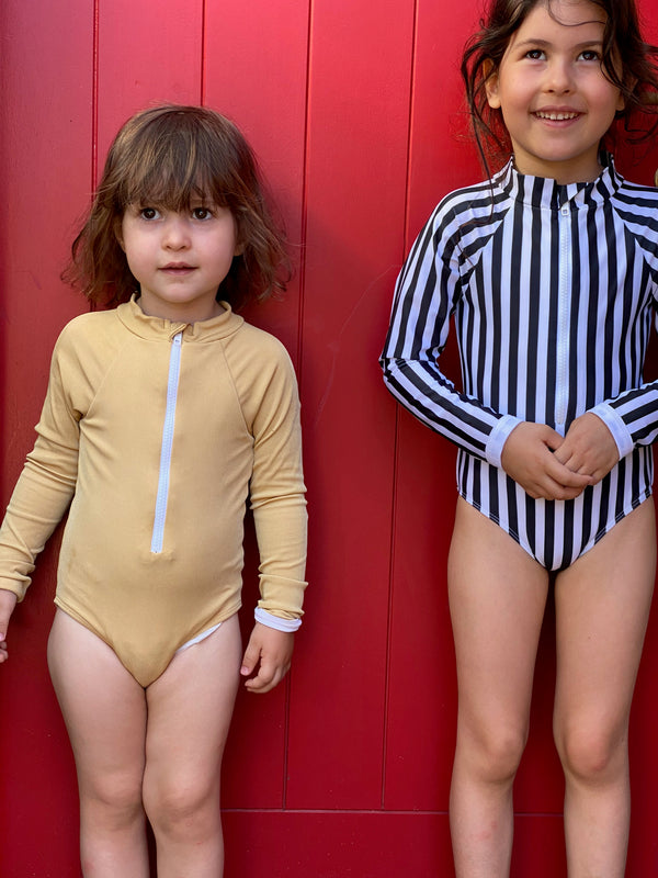 MAILLOT DE BAIN UNE PIÈCE AVEC PROTECTION SOLAIRE UPF 50+ SUN SAFE SWIMWEAR FOR GILRS BLACK AND WHITE