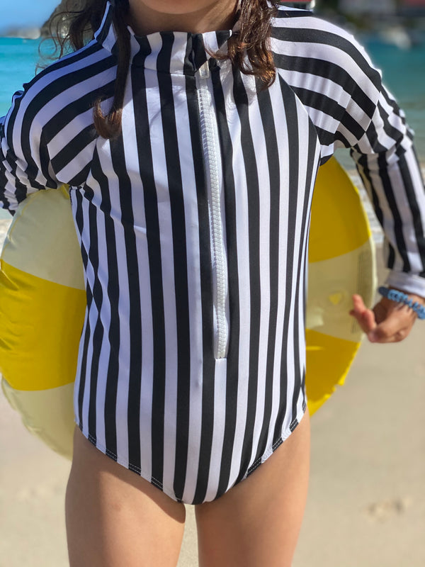 MAILLOT DE BAIN UNE PIÈCE AVEC PROTECTION SOLAIRE UPF 50+ SUN SAFE SWIMWEAR FOR GILRS BLACK AND WHITE