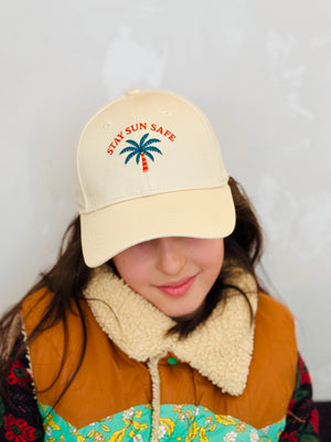 Enfants portant une casquette de baseball en coton beige avec broderie « Stay Sun Safe » (Protégez-vous du soleil)