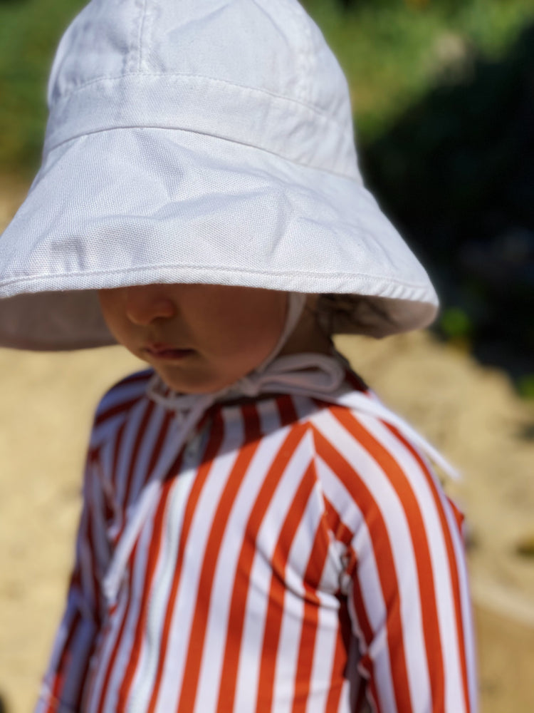 
            
                Load image into Gallery viewer, sun protective hat upf 50+ white hat sun safe, anti uv hat, baby hat
            
        